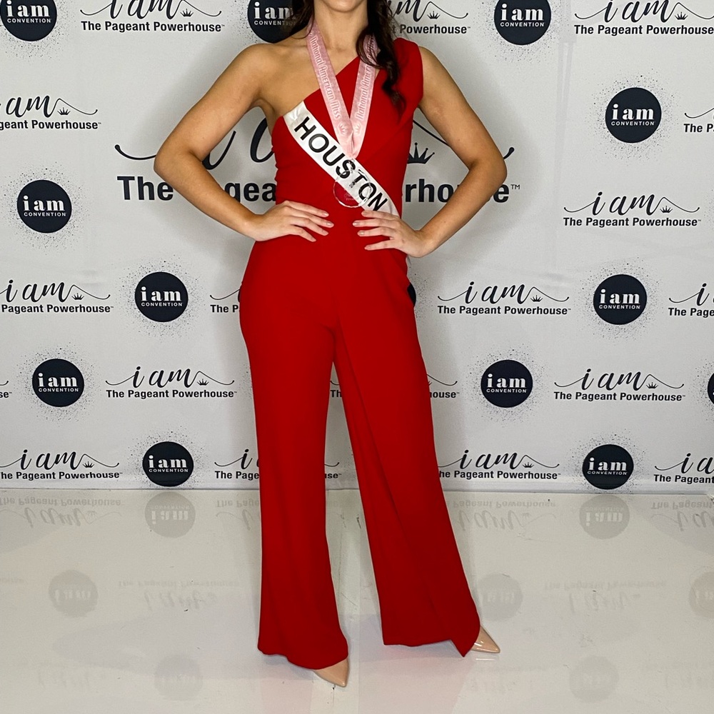 🚨🤍SOLD🤍🚨One Shoulder Red Jumpsuit With Cutout